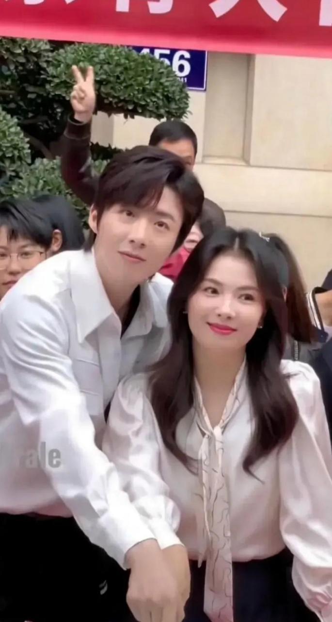 揭秘，演员拍吻戏背后的真相，尴尬与否？💋🎬